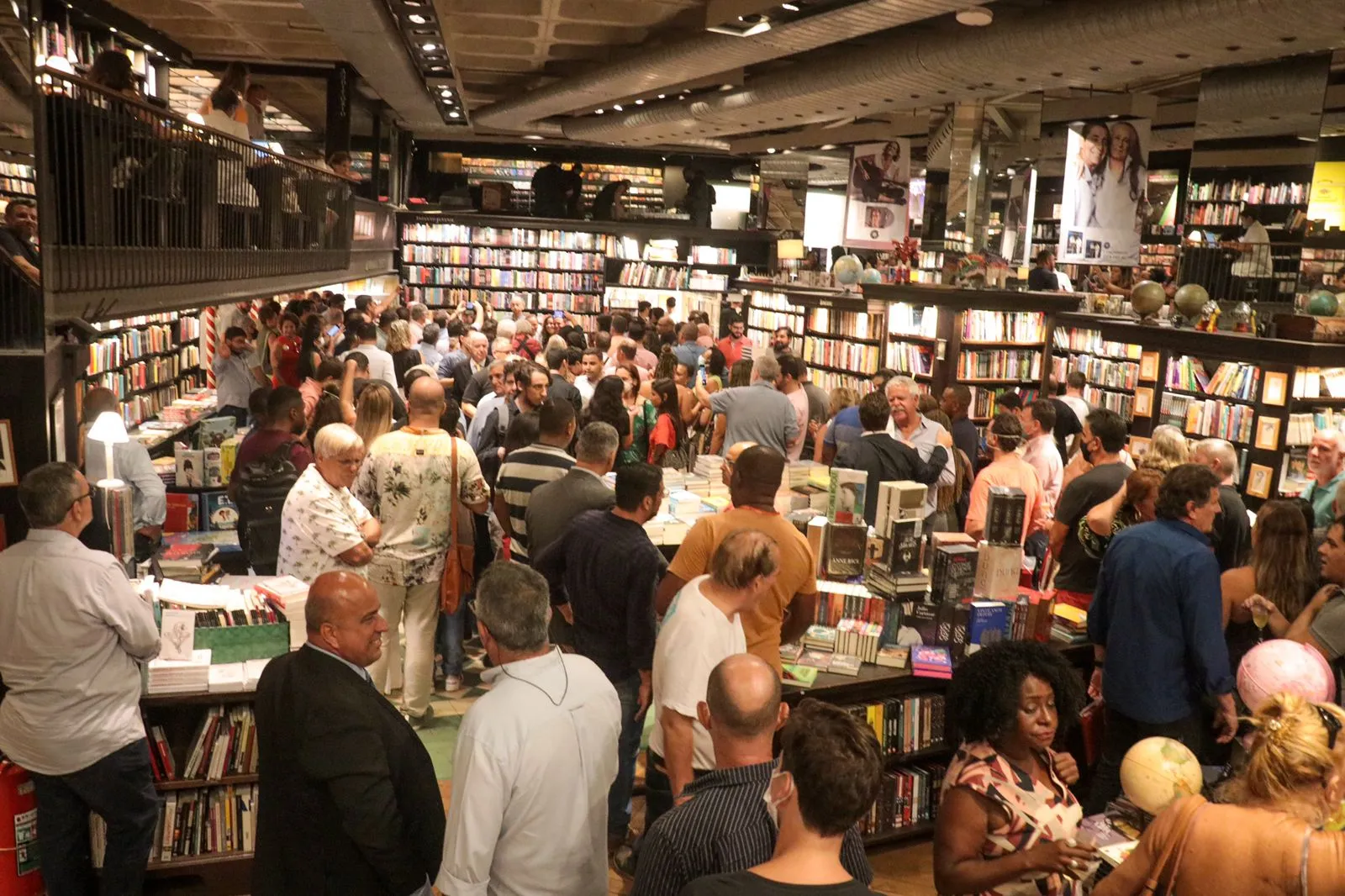 Lançamento do livro Golpe Derrotado agitou o shopping Leblon, no Rio.