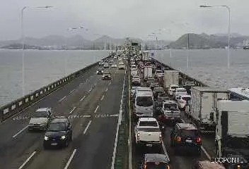 Um acidente no sentido Niterói deixou fluxo lento na Ponte Rio-Niterói.
