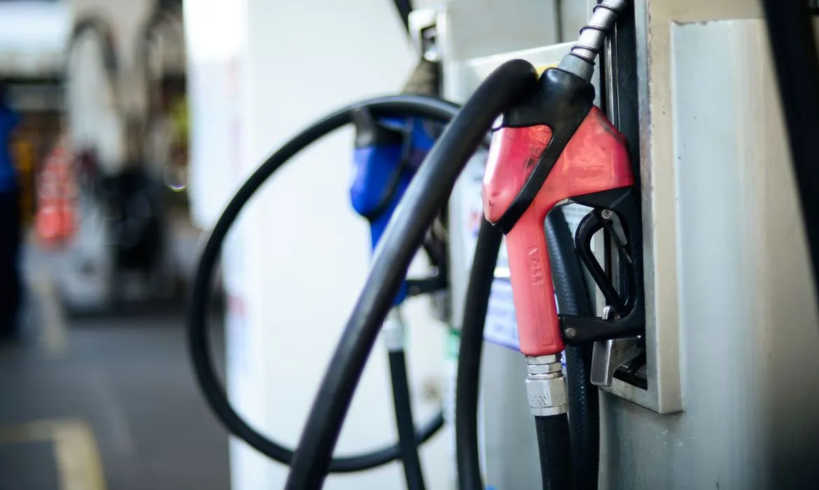 De acordo com a pasta, a medida fará o preço da gasolina cair até R$ 0,20 para o consumidor.