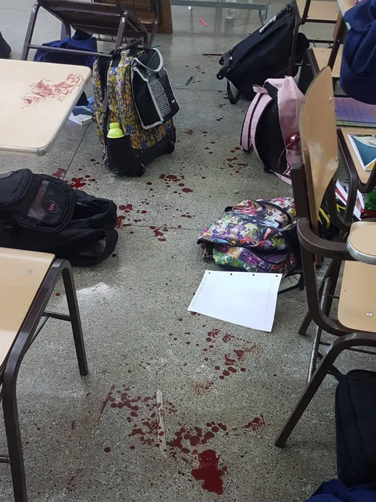 Sala de aula ficou manchada por sangue.