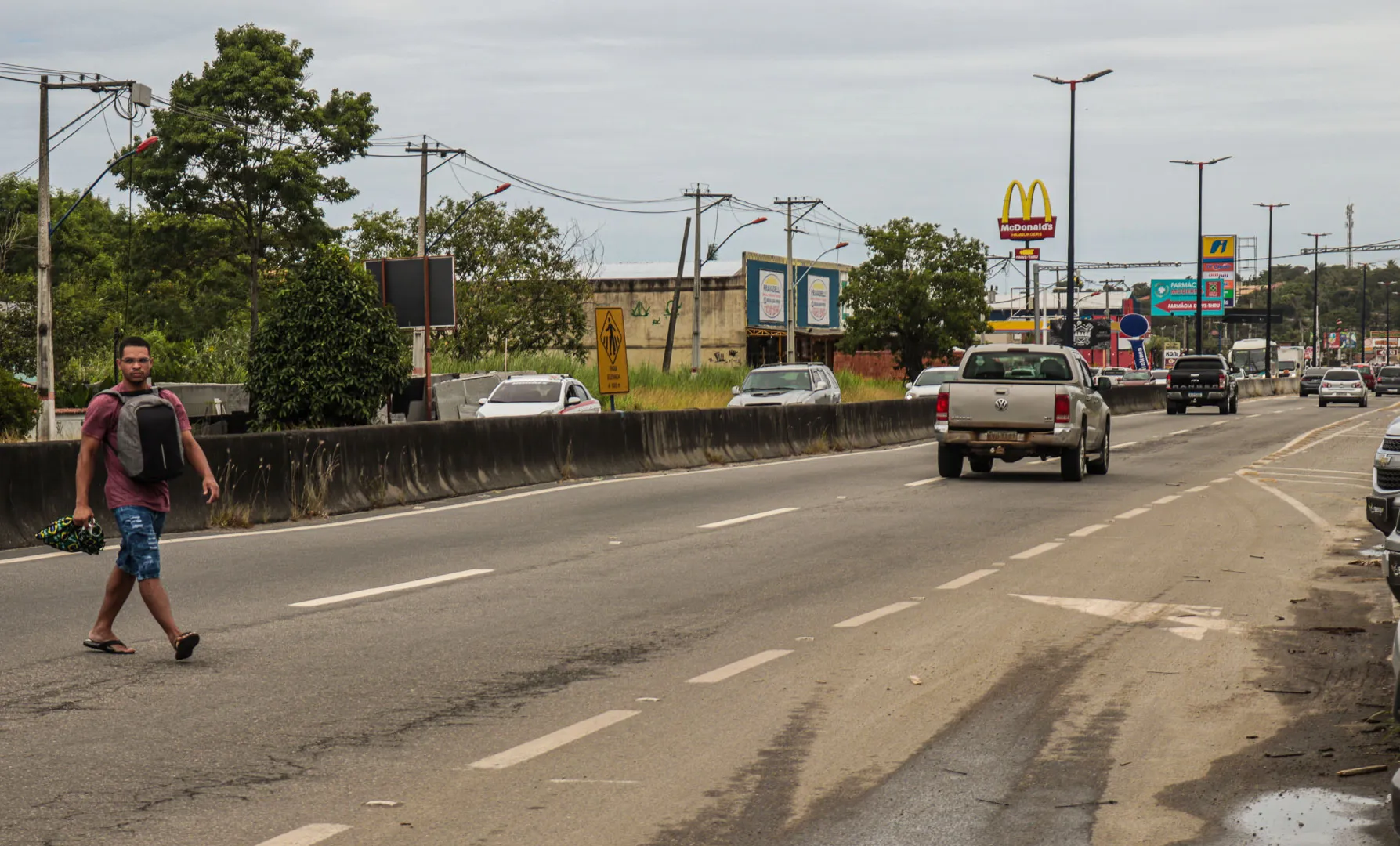 A falta de passarelas na Rj-106, em Maricá, faz com que pedestres convivam diariamente com o perigo.