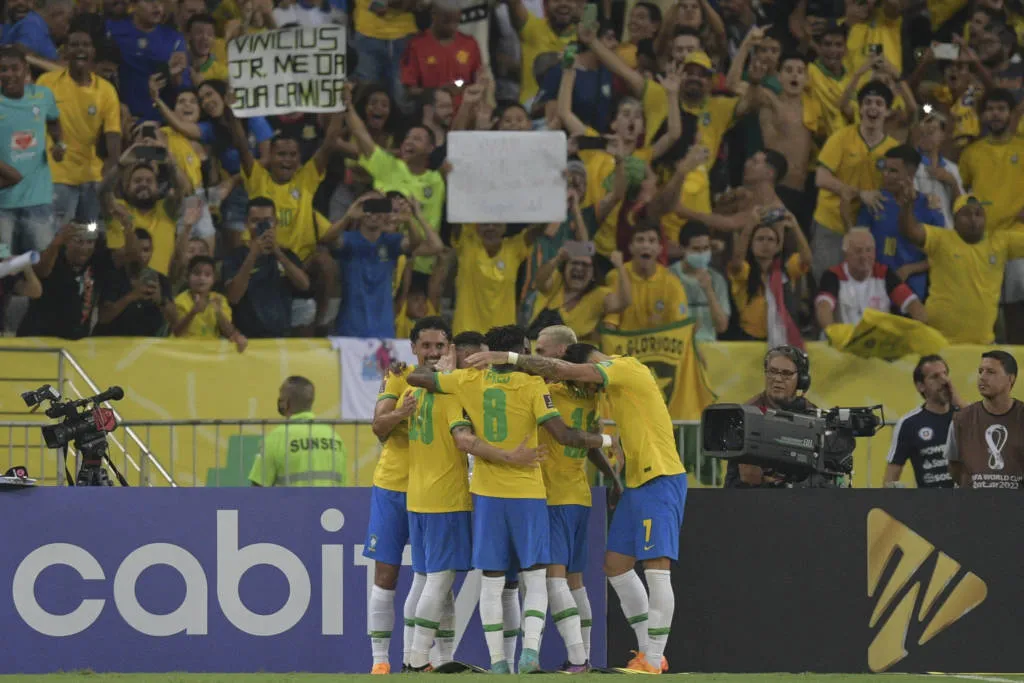 Brasil aplica goleada no Chile em Maracanã lotado.