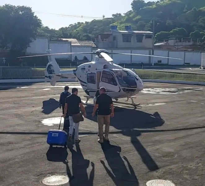 Aeronave do Governo do Estado do Rio desceu no heliponto da unidade trazendo a equipe de captação