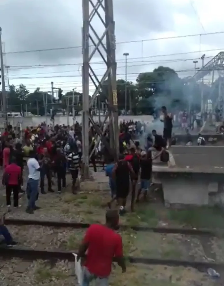 Segundo relatos nas redes sociais, um dos trens que seguia na direção da Central do Brasil teria apresentado problemas técnicos.