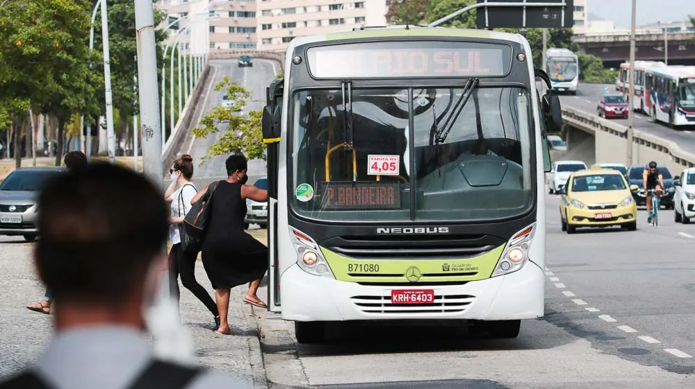 Usuários de ônibus no Rio devem ficar atentos ao anúncio de greve.