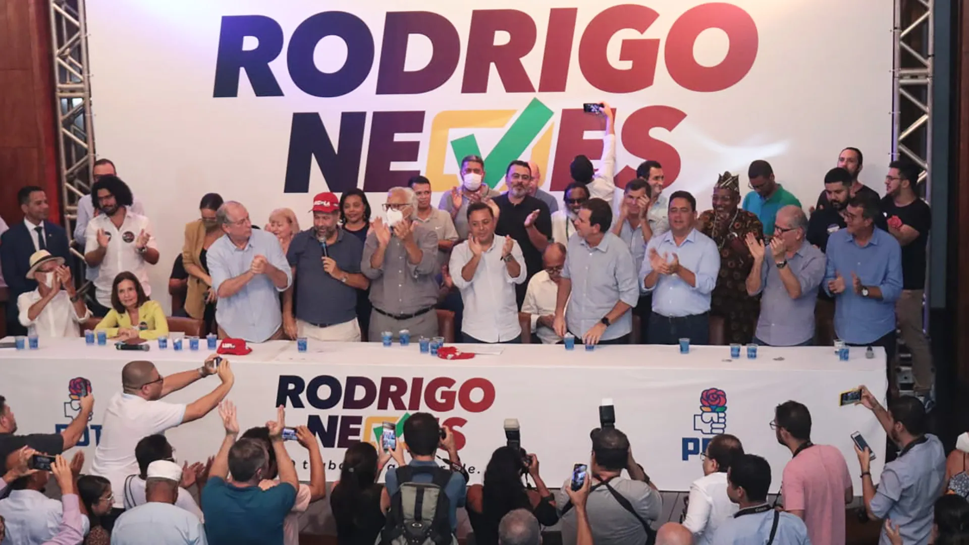 Ao lado de Ciro Gomes, Carlos Lupi e Eduardo Paes, o ex-prefeito de Niterói, Rodrigo Neves, foi lançado pré-candidato ao governo estadual.