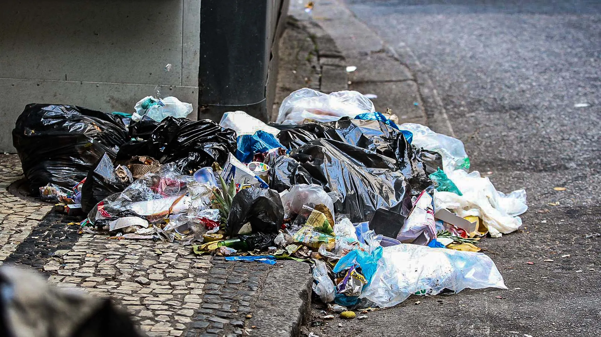 A greve dos garis chega ao quarto dia, trazendo como consequências muito lixo espalhado pela cidade do Rio de Janeiro.