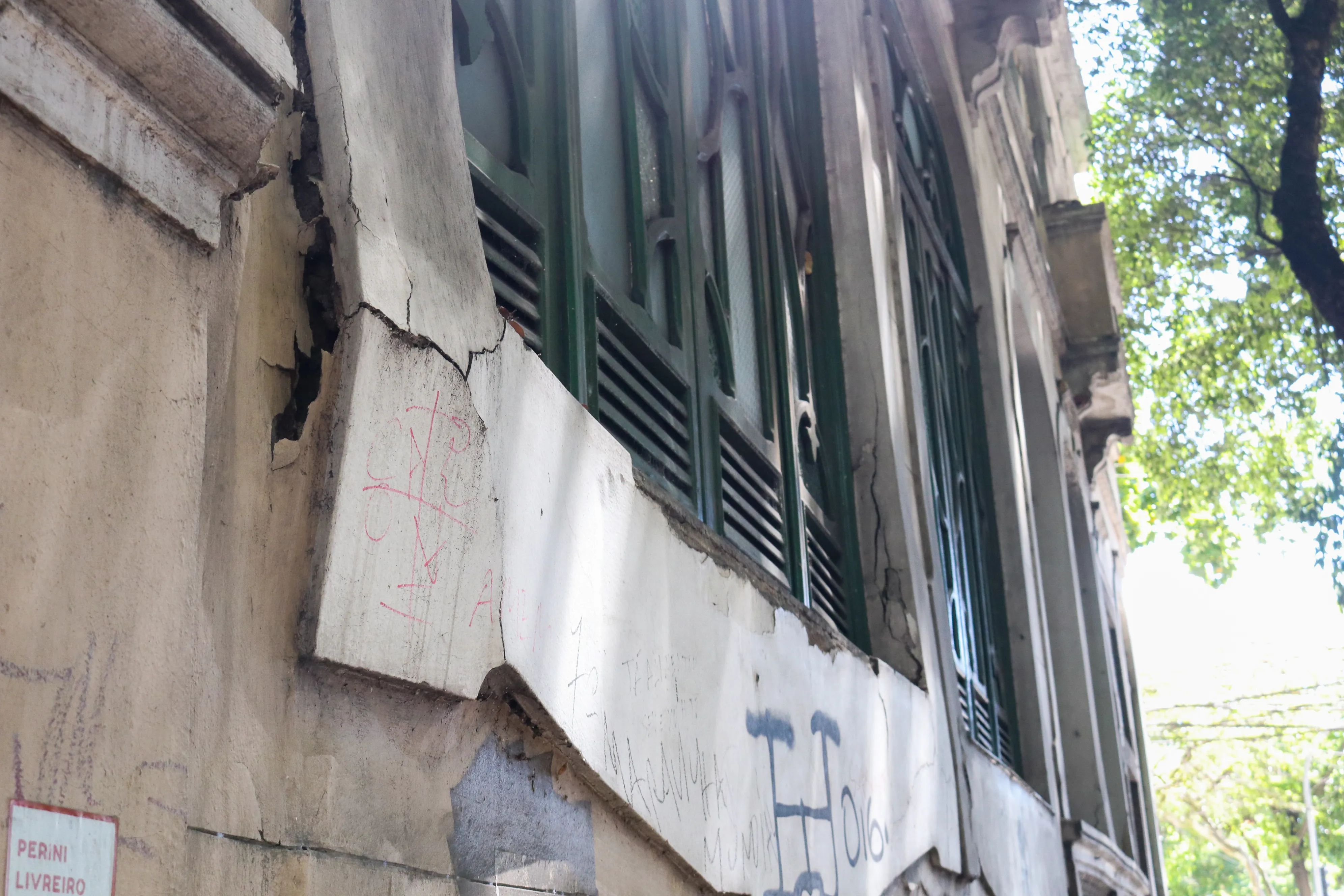 Moradores retrataram queda de concreto da estrutura.