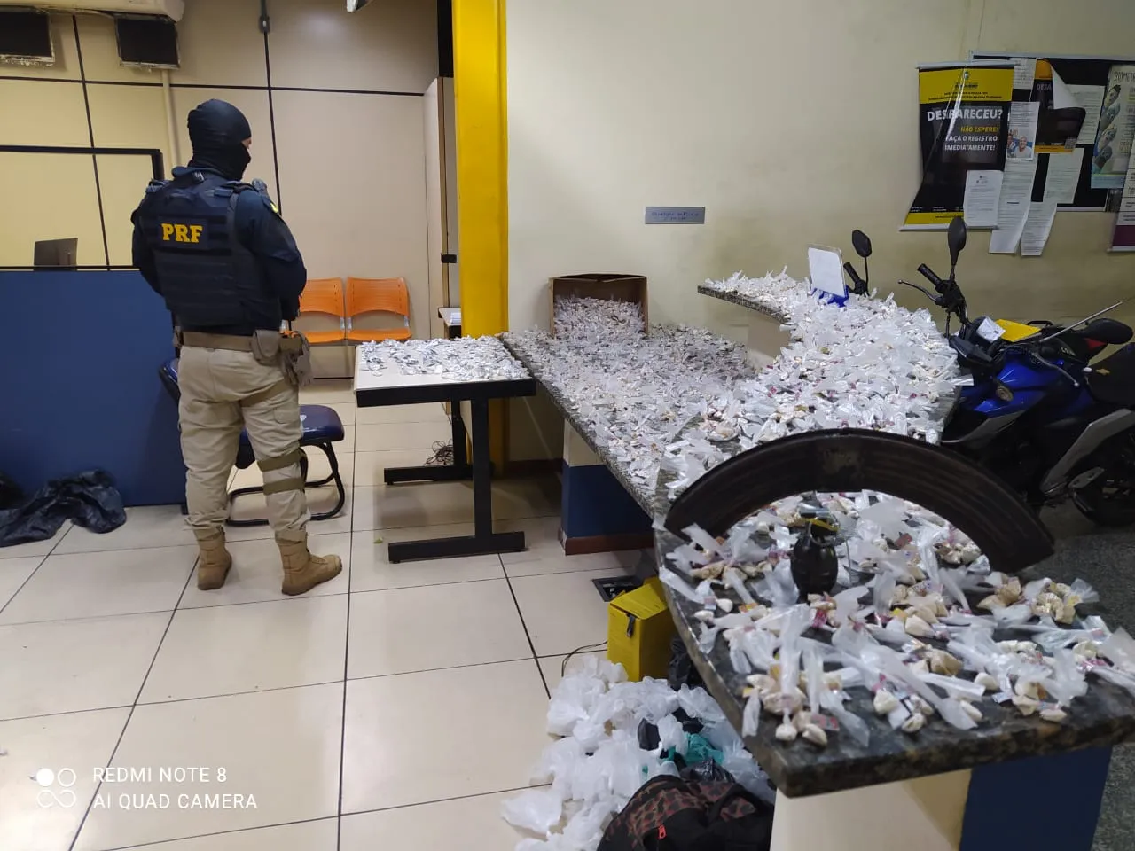 Um carregador de fuzil, uma granada defensiva, 300 "trouxinhas" de crack e 4.100 papelotes de cocaína também foram apreendidas