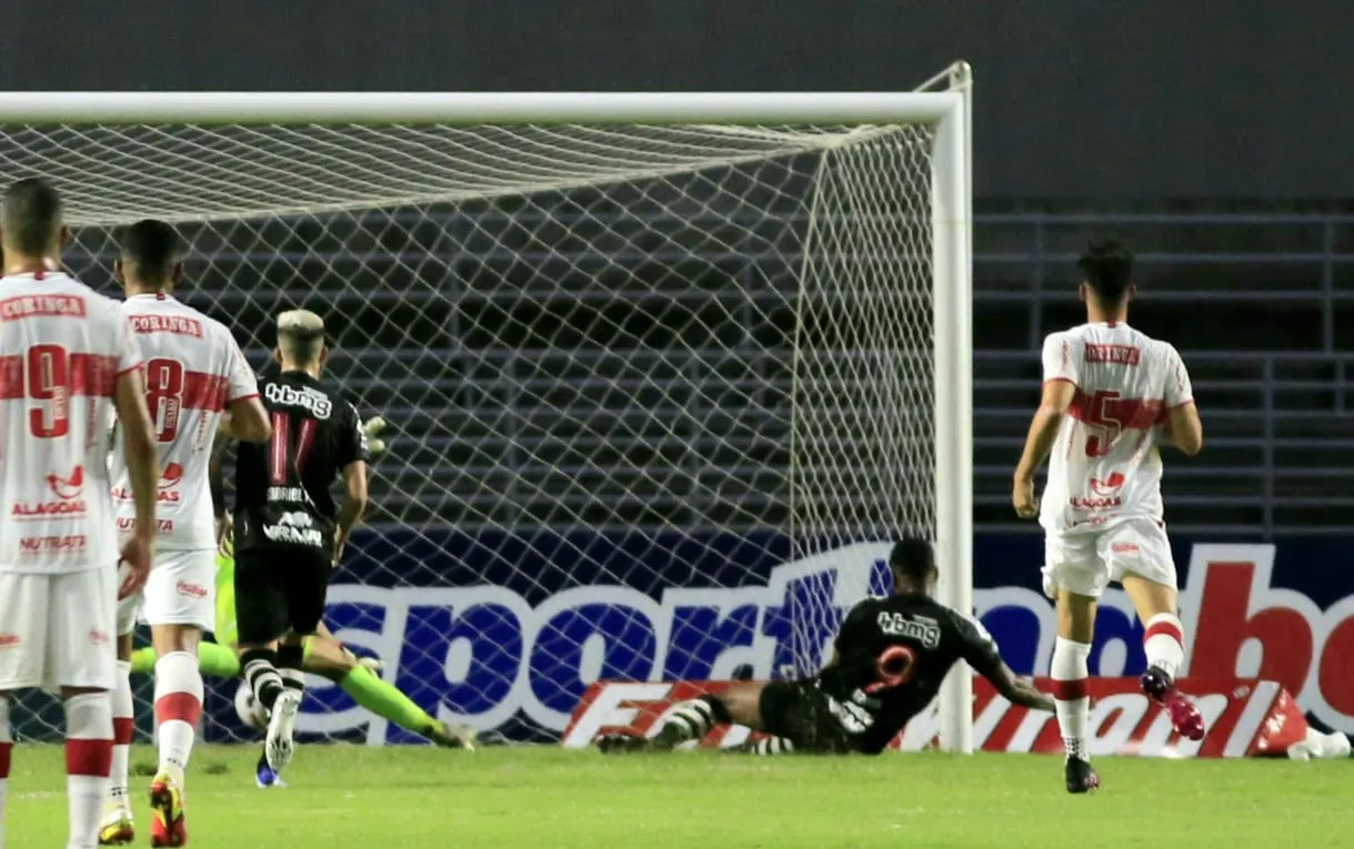 Raniel se joga na bola para marcar o gol de empate do Cruzmaltino no Rei Pelé
