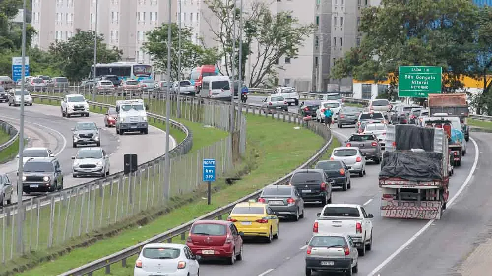 Na BR-101, o congestionamento inicia desde a altura de Neves, em São Gonçalo, até a Avenida Contorno.