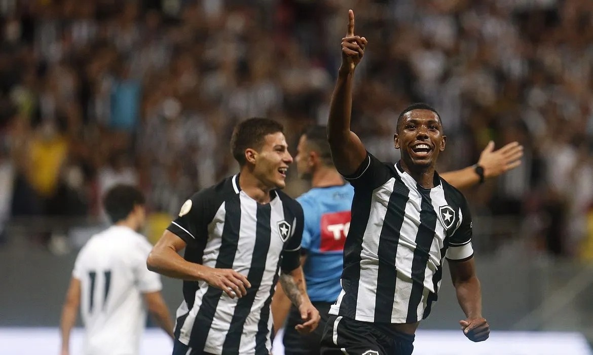 Vitória do Botafogo foi alcançada graças a gols do zagueiro Kanu e e do meio-campista Lucas Piazon
