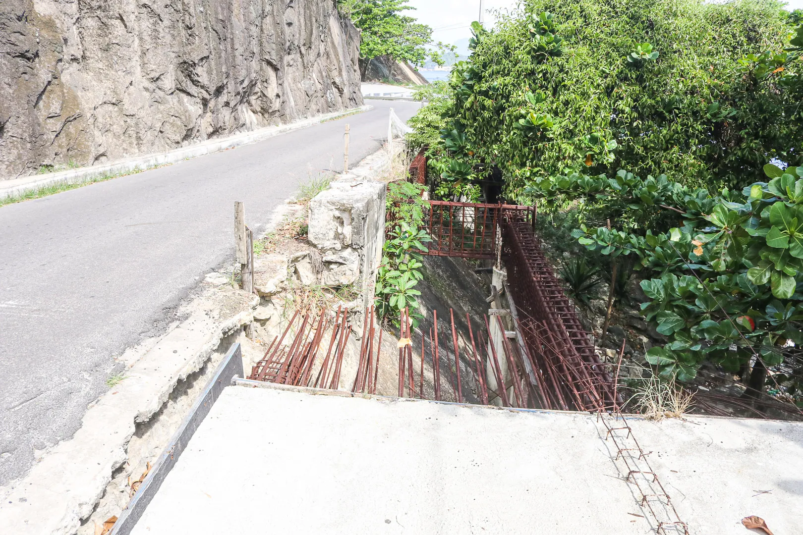 Segundo moradores a obra ao invés de facilitar torna o caminho para a Fortaleza de Santa Cruz ainda mais perigoso