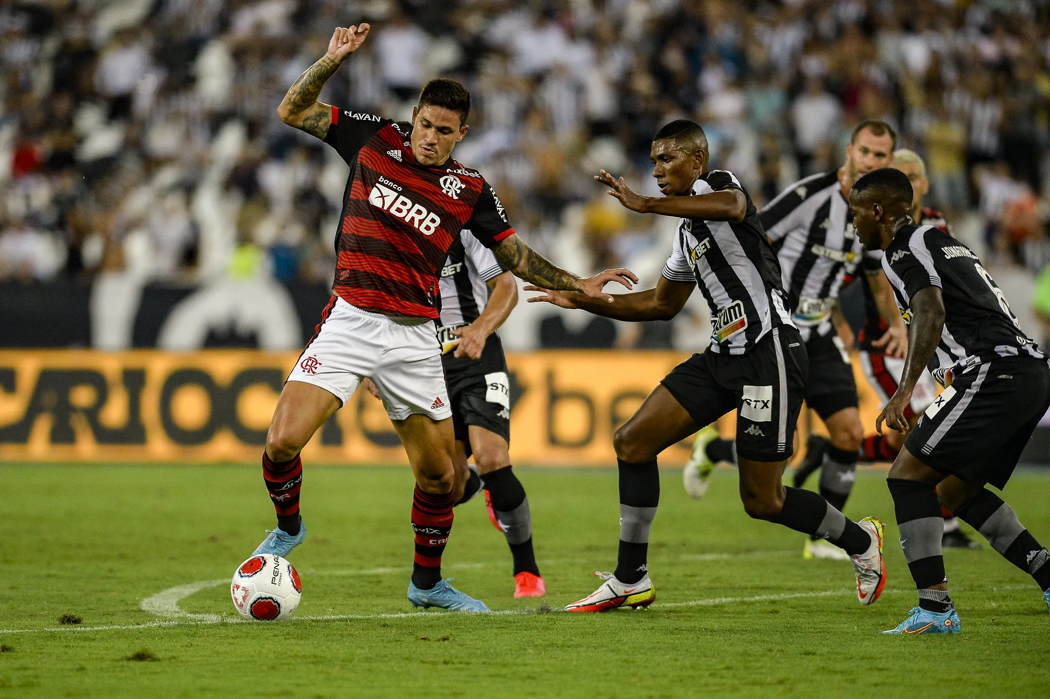 Pedro, do Flamengo, e Kanu, do Botafogo, em ação no último clássico entre as equipes
