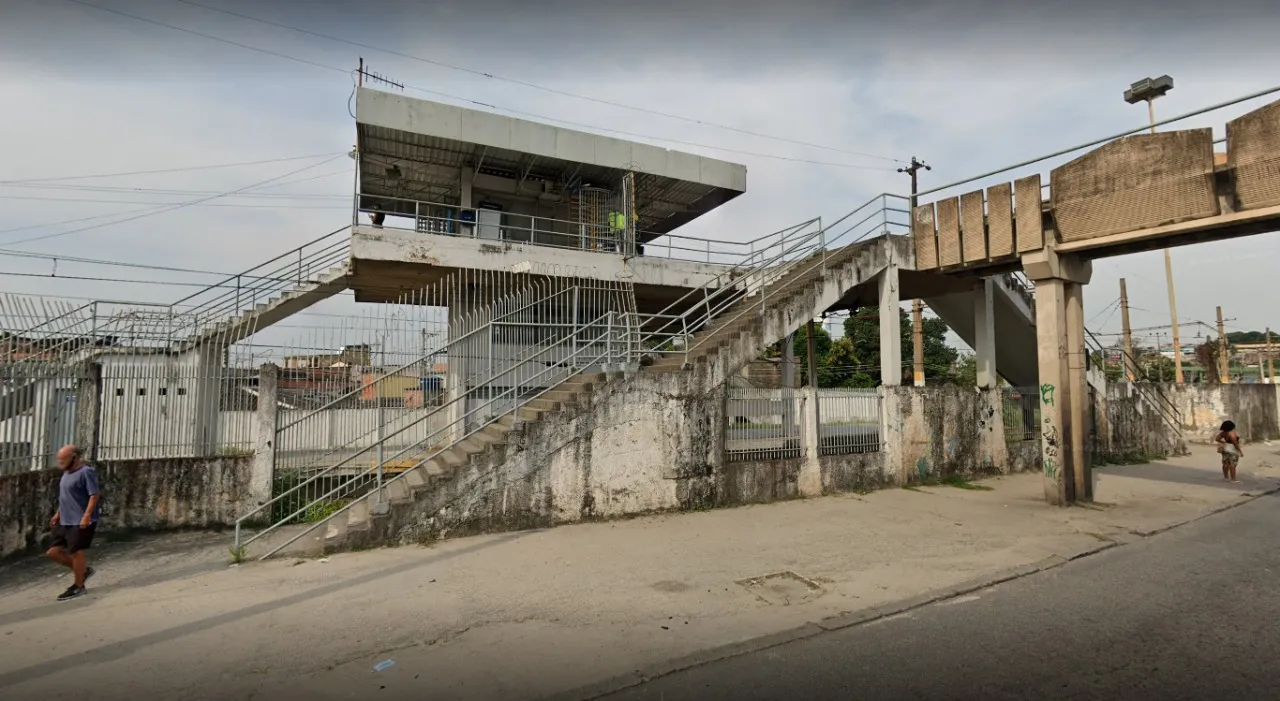 Homem foi baleado na cabeça na Rua Gregório de Matos, próximo à estação de trem em Vigário Geral, na Zona Norte do Rio