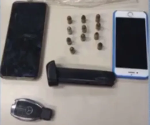 Foram apreendidos um carro roubado, um carregador de pistola com munições e dois telefones celulares