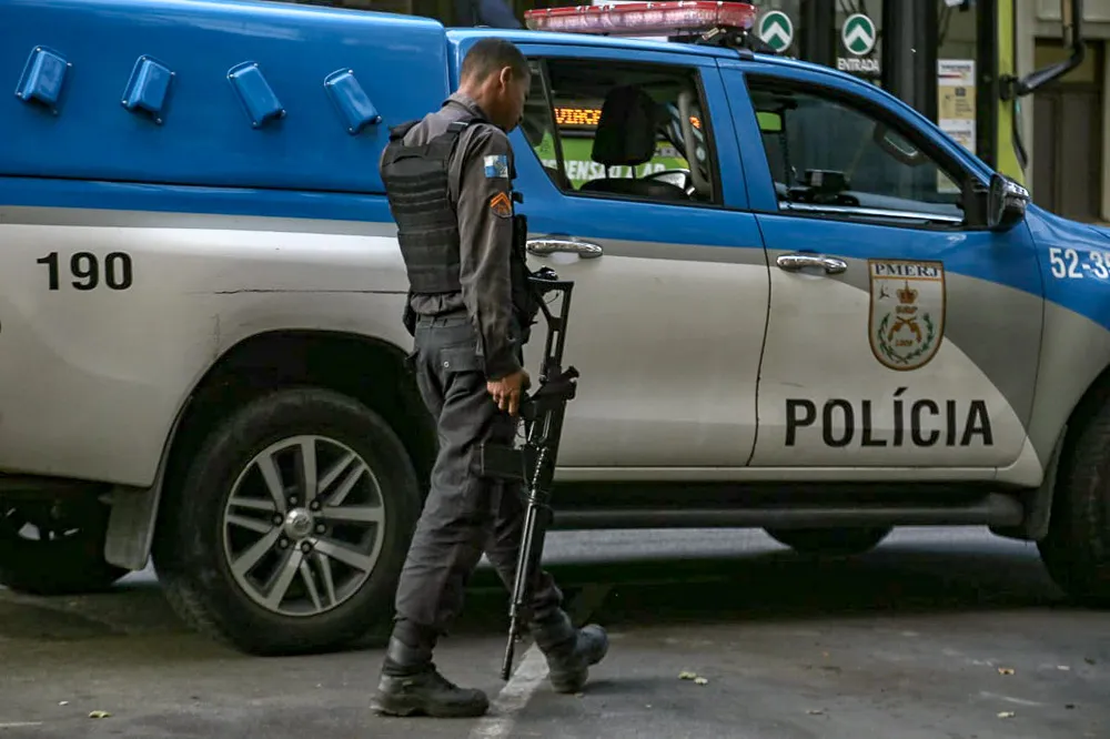 De acordo com o Governo do Estado a  implantação irá iniciar por policiais que atuam nas zonas Norte e Sul do Rio