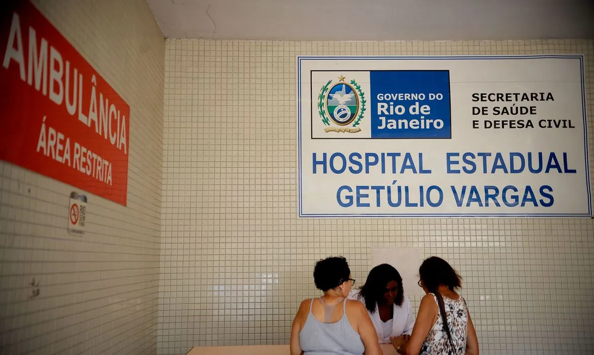 Eles foram encaminhados ao Hospital Getúlio Vargas, na Penha.