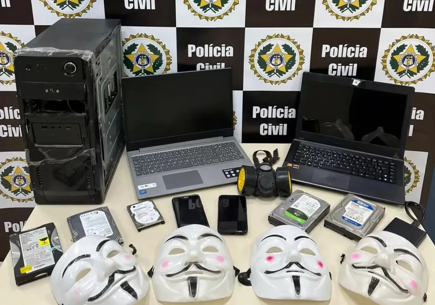 Polícia também apreendeu computadores e máscaras.