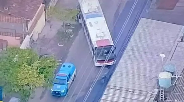 Ônibus de passageiro é usado como barricada na Vila Aliança