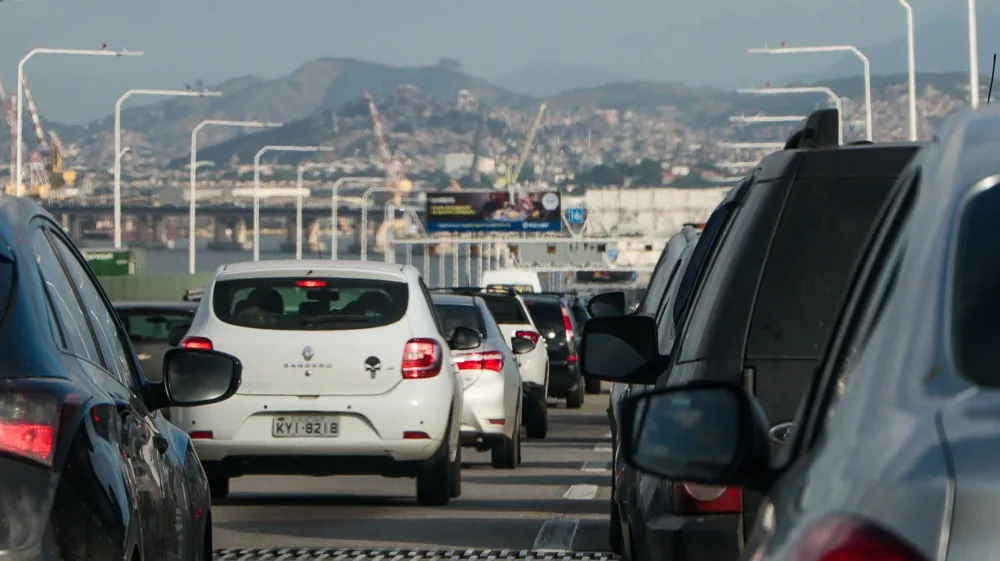 Motoristas enfrentam trânsito lento na Ponte Rio-Niterói