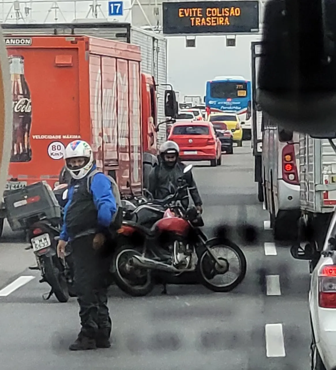 Condutores de outras motos pararam para prestar apoio a vítima