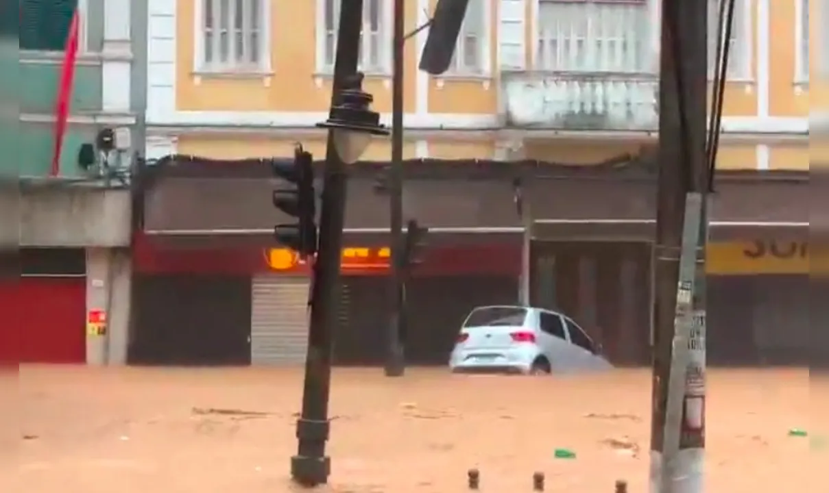 Carro é levado pelas águas em Petrópolis