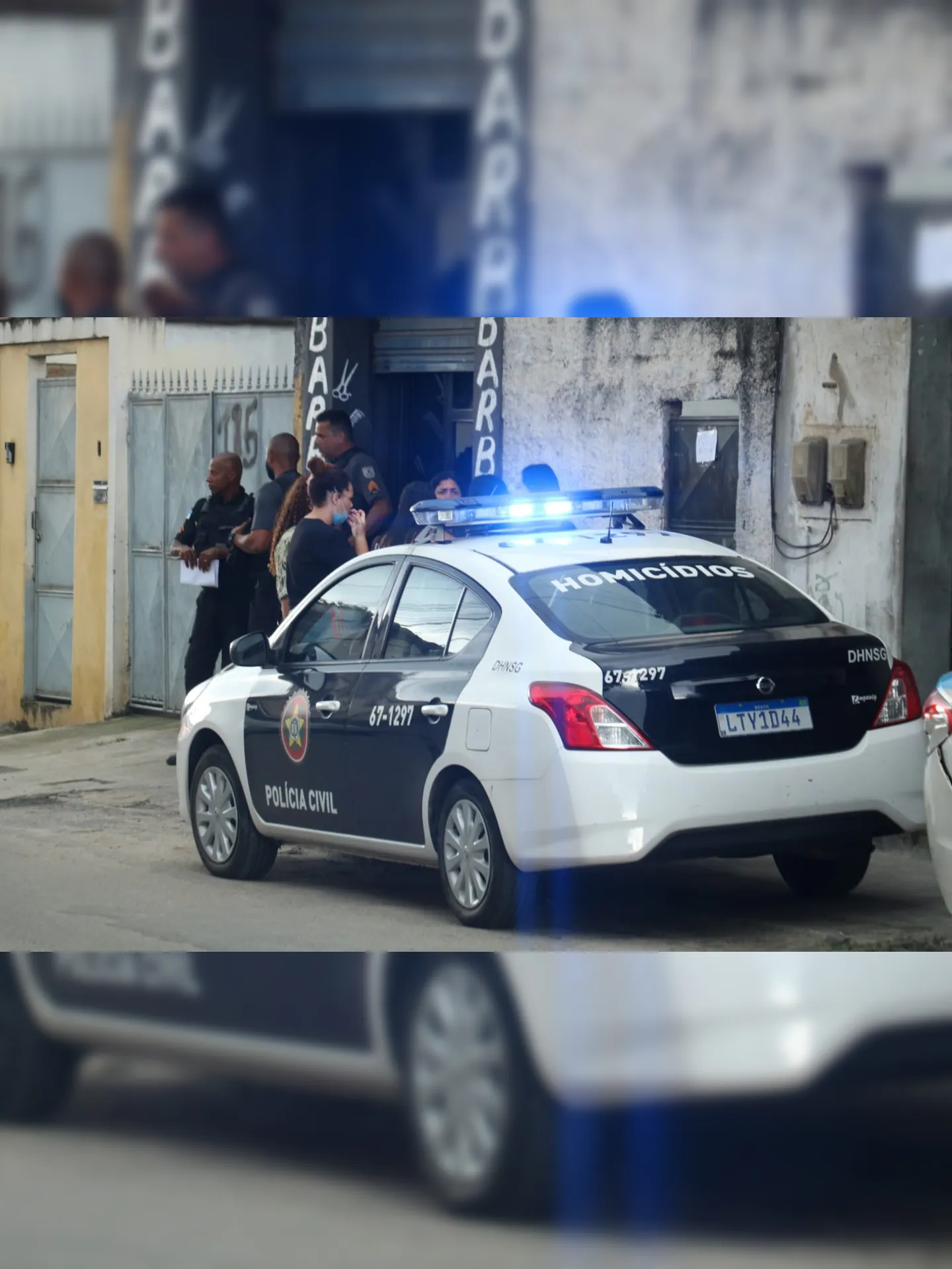 Policiais da delegacia de homicídios de Niterói periciaram o local do crime.
