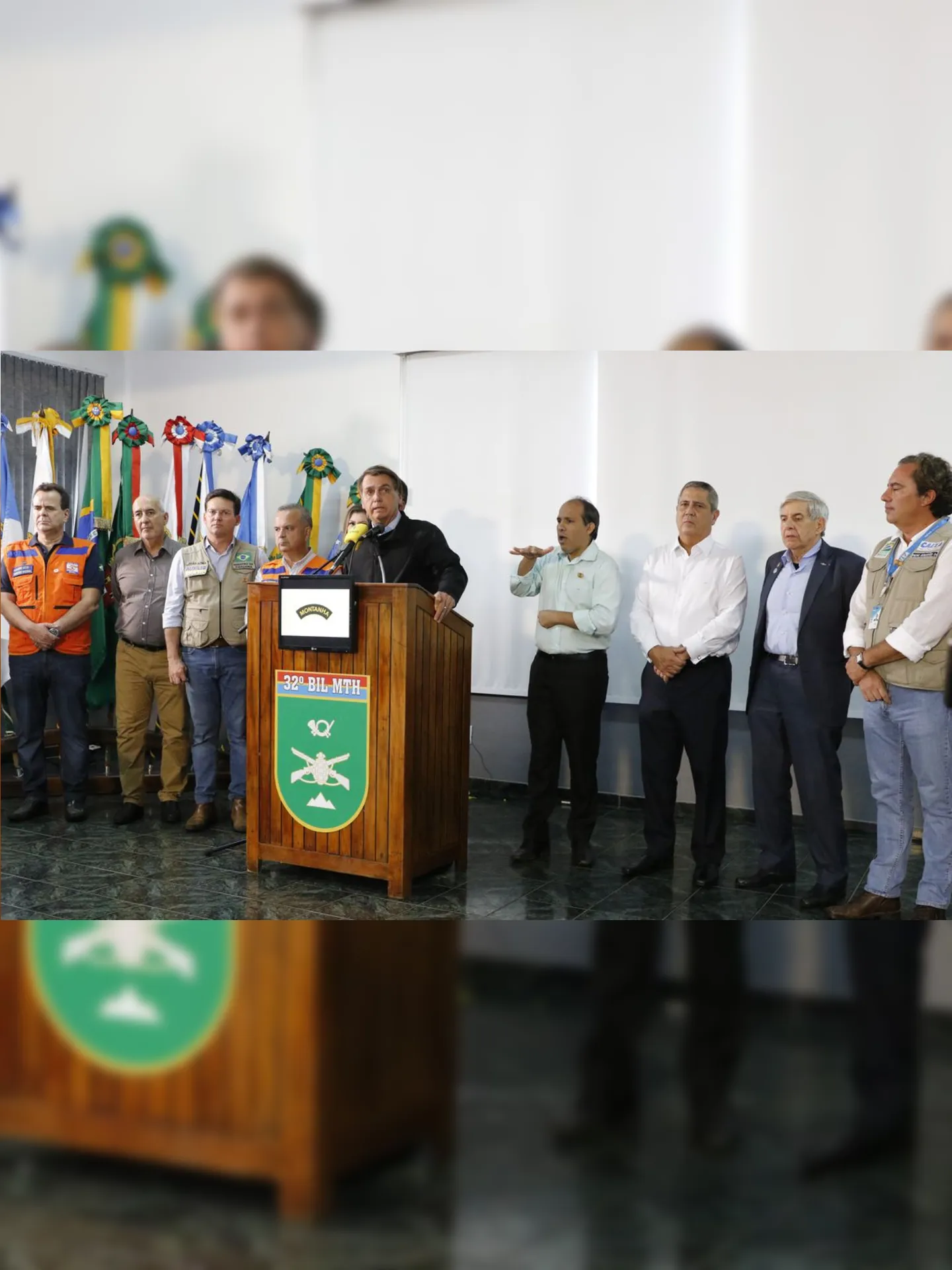 Jair Bolsonaro concedeu entrevista coletiva acompanhado de ministros e autoridades estaduais e municipais.