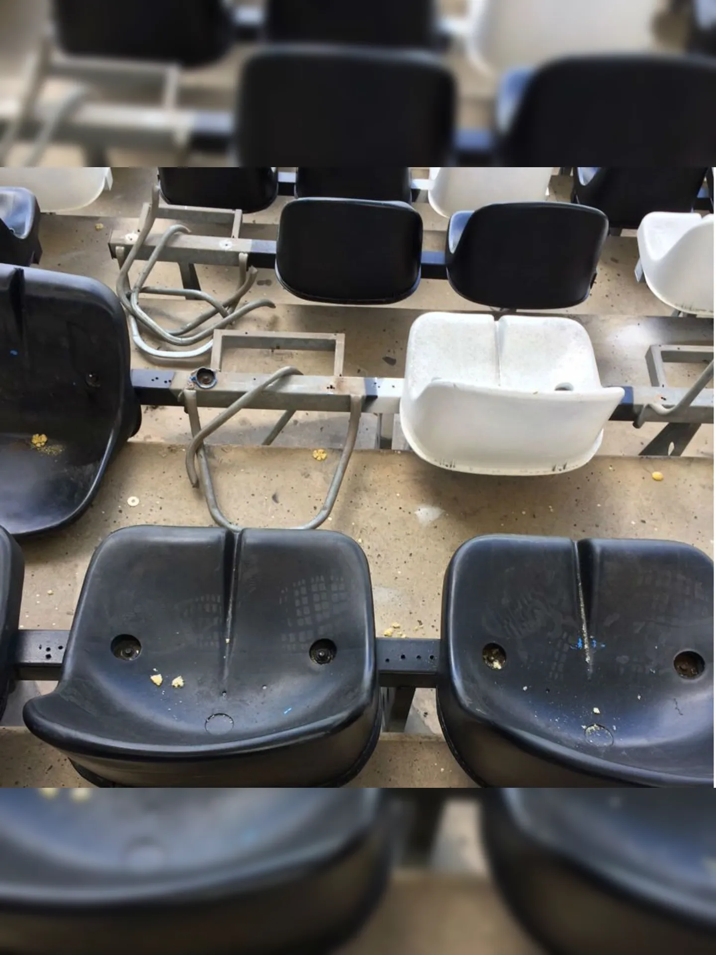 Cadeiras do Estádio Nilton Santos são constantemente quebradas pelas torcidas rivais.