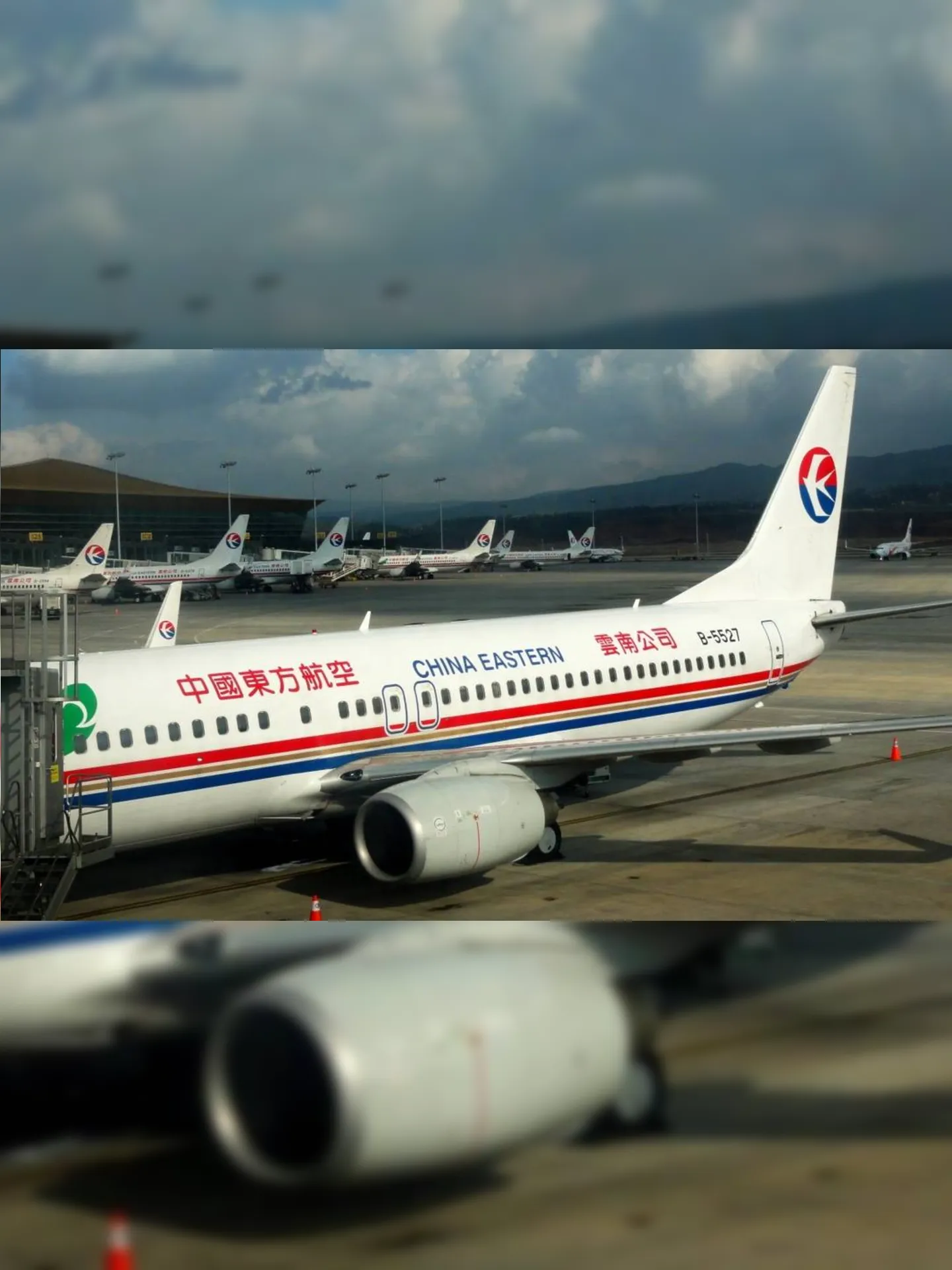 De acordo com informações da Administração de Aviação Civil da China (CAAC) e a companhia aérea, a aeronave, com 123 passageiros e nove tripulantes a bordo, perdeu contato sobre a cidade de Wuzhou.