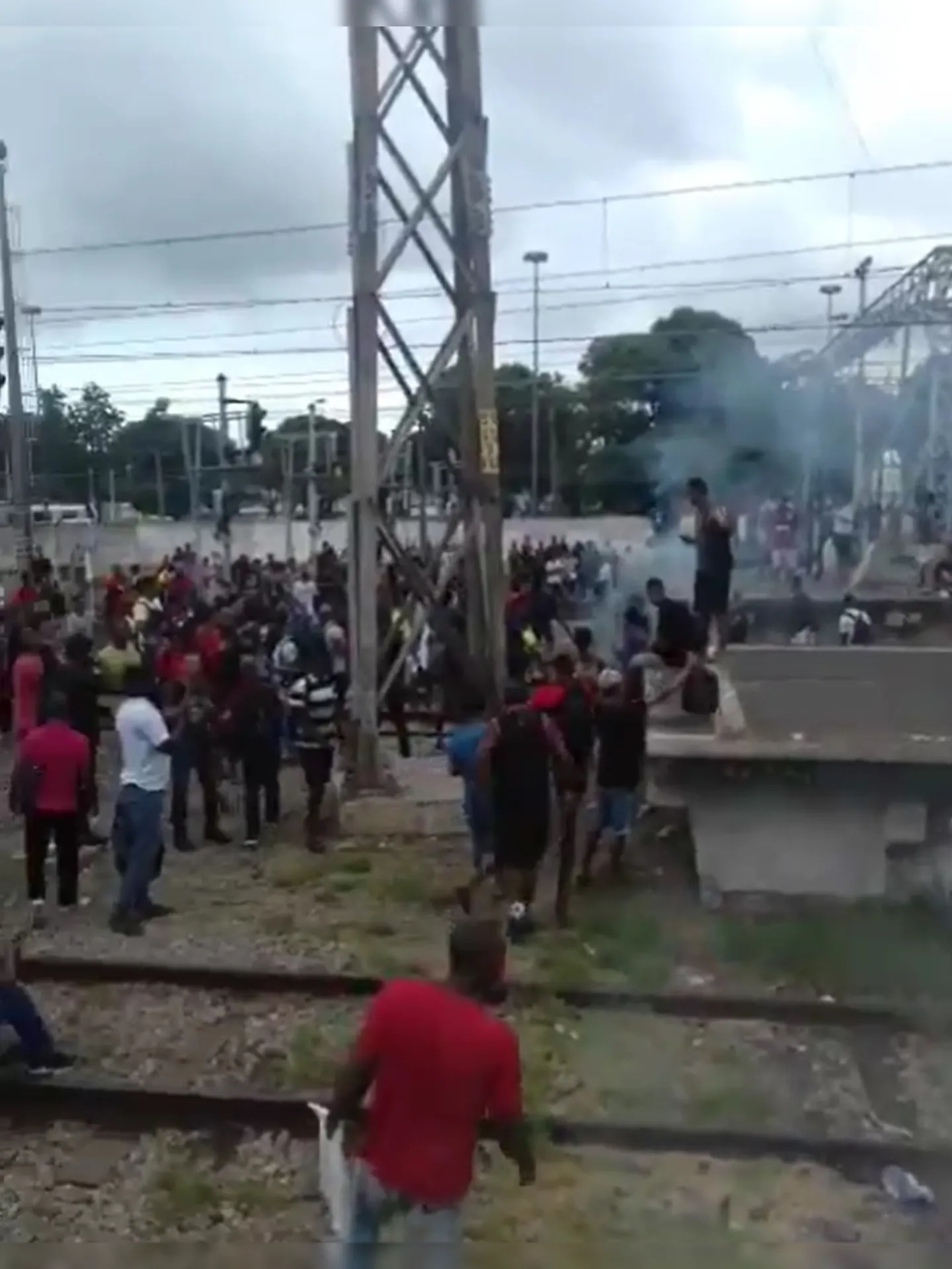 Segundo relatos nas redes sociais, um dos trens que seguia na direção da Central do Brasil teria apresentado problemas técnicos.