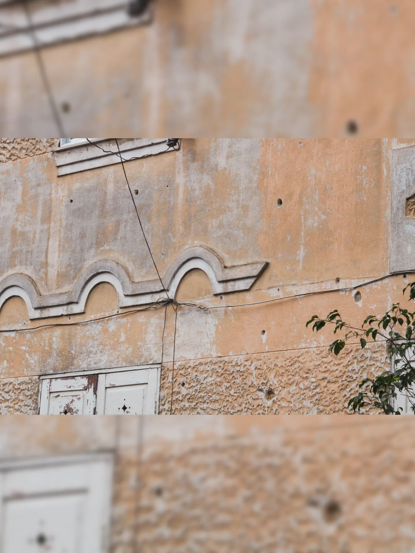 Marcas do confronto ficaram registradas nas paredes de algumas residências