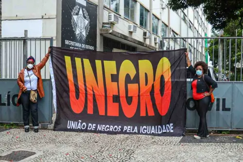 Ato aconteceu em frente à sede da especializada que investiga o caso.