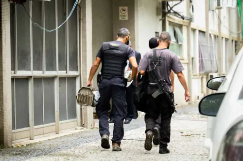 Policiais civis na sede da DH