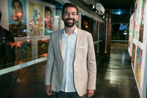 Ex-vereador anunciou pré-candidatura durante visita a mostra de artista niteroiense nesta terça-feira (8).