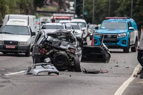 O carro ficou completamente destruído durante o acidente