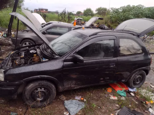 Veículos e peças foram encontrados em um ferro-velho.