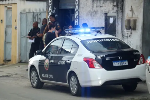 Policiais da delegacia de homicídios de Niterói periciaram o local do crime.