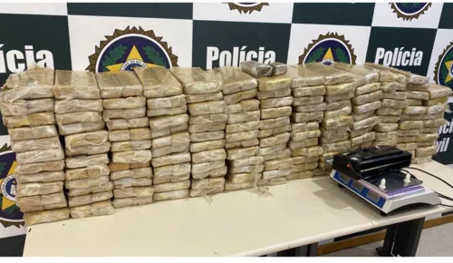 Equipes da Polícia Civil e PRF apreenderam 300 quilos de maconha na saída da Vila Cruzeiro.