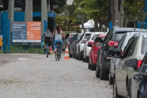 Atendimento drive-thru na UFF terminou nesta sexta-feira (11).