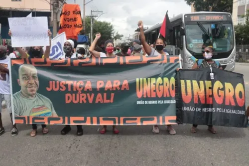 Protestantes clamavam por Justiça nos arredores da Praça Zé Garoto.