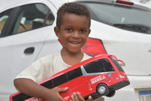 João Miguel comemorou seus 4 anos com festa temática dos ônibus tarifa zero e foi presenteado com miniatura do veículo em visita à sede da EPT.