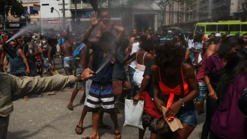 Protesto terminou em confusão entre agentes de segurança e manifestantes.