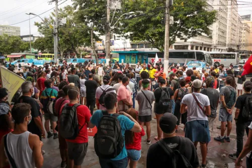 Cerca de 150 pessoas se reuniram no protesto pedindo justiça, após a morte do vendedor em Niterói.