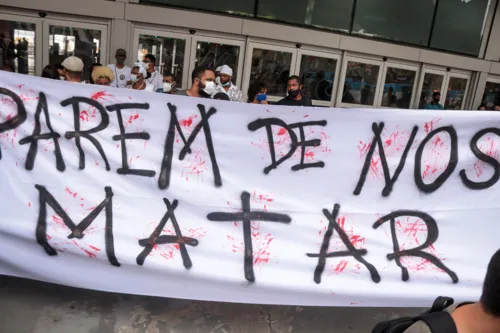 Com faixas e cartazes, manifestantes pediram justiça.