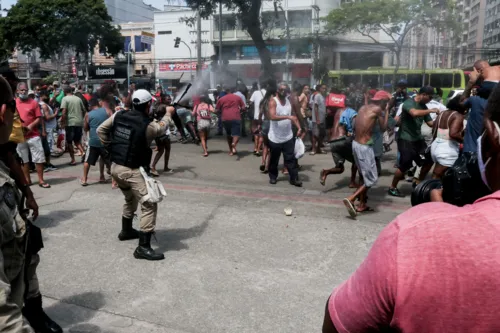 Guarda utilizou spray de pimenta para afastar manifestantes.