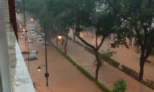 Chuva forte atinge a cidade de Petrópolis e causa estragos.