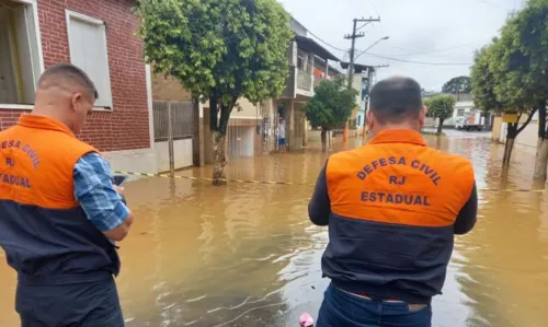 Corpo de Bombeiros mantém buscas nos locais onde houve deslizamentos de terra.