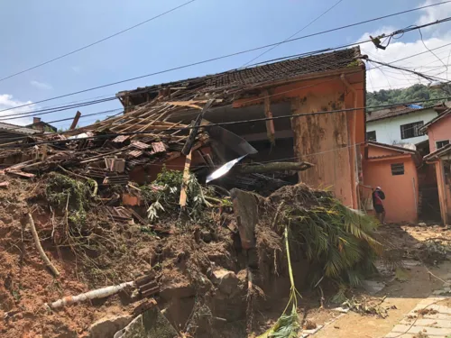 Casas ficaram destruídas após a tragédia que ocorreu nesta terça-feira (15).